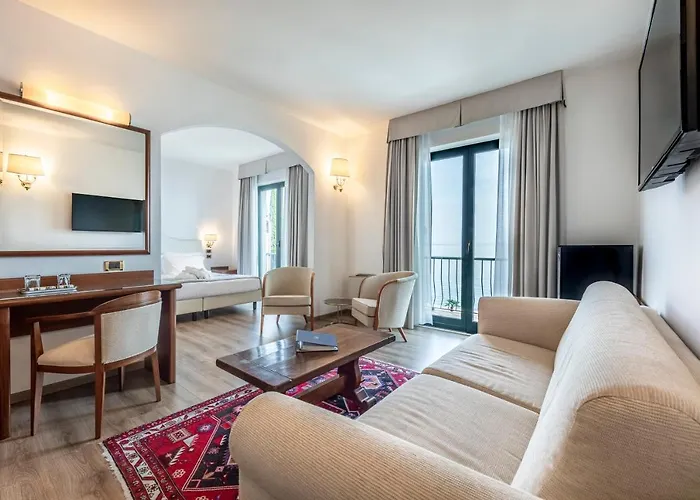 מלון Capri 4*