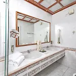 Capri 4*