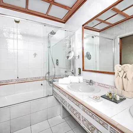 Hotel Capri Gardone Riviera